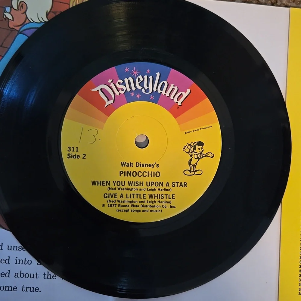 Walt Disneys Story of Pinocchio Read-Along Book & 7 Inch 33 1/3 RPM Record - Picture 4 of 5